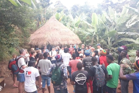 Viagem de 1 dia para a Cachoeira de Ndoro com bastão de caminhada