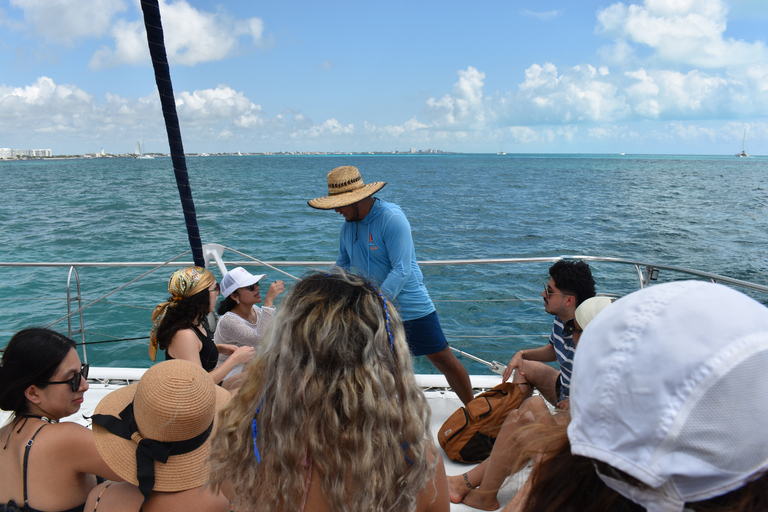 Cancún: Alleen voor volwassenen Catamaran naar Isla Mujeres &amp; SnorkeltourAlleen toegang Geen vervoer