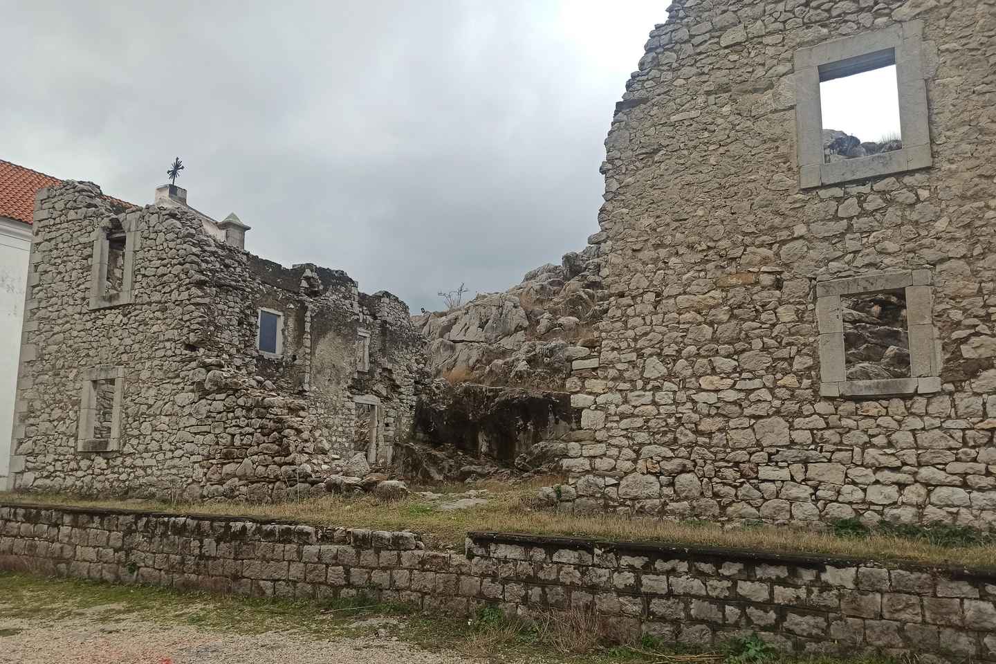 ティラナ発　スパチ刑務所ツアー　入場料込み