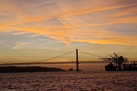 Lisboa:Sunset Sailing Tour at Tagus River with welcome drink