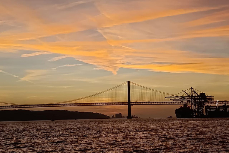 Lisboa:Sunset Sailing Tour at Tagus River with welcome drink