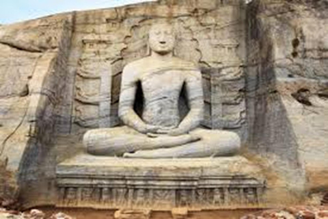 Polonnaruwa to Anuradhapura Transfer with Sightseeing Stops