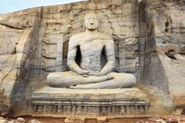 Polonnaruwa to Anuradhapura Transfer with Sightseeing Stops