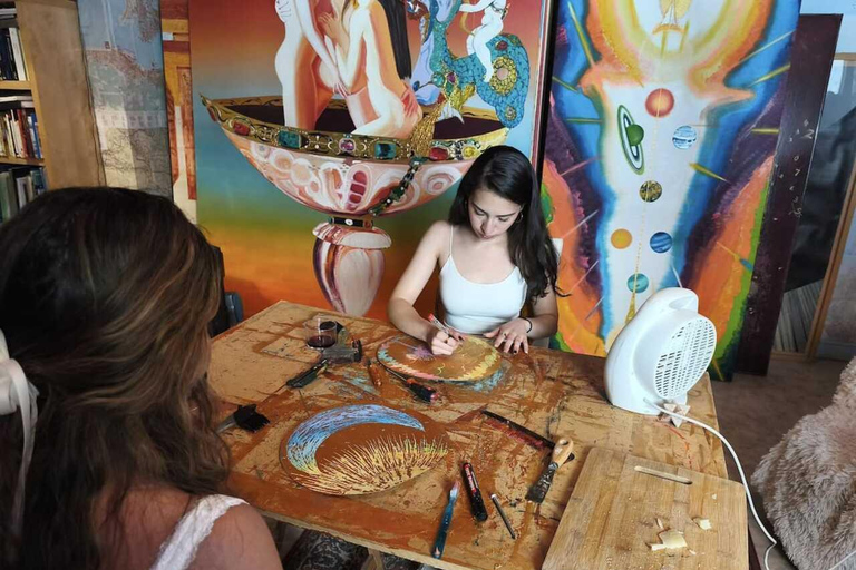 Large-scale painting and art workshop with wine in central Madrid Large-scale painting and wine art workshop in central Madrid