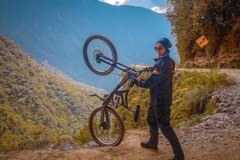 La Paz: Death Road Mountain Bike Tour z lunchem