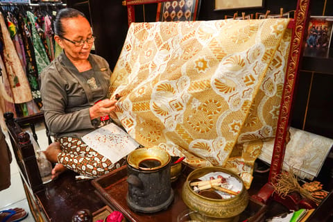 Yogyakarta: Pottery and Batik Workshop with Market Tour - Image 2