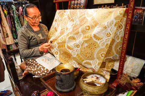 Yogyakarta: Pottery and Batik Workshop with Market Tour - Image 3