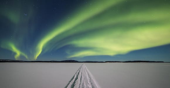 From Saariselkä: Lake Inari Northern Lights Tour with Dinner