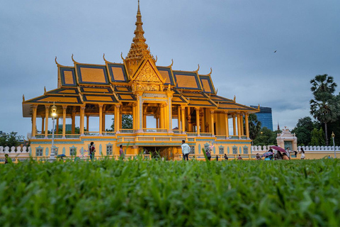 Phnom Penh: Evening City Site Highlight Tour by Tuk Tuk Vespa Option + English Guide