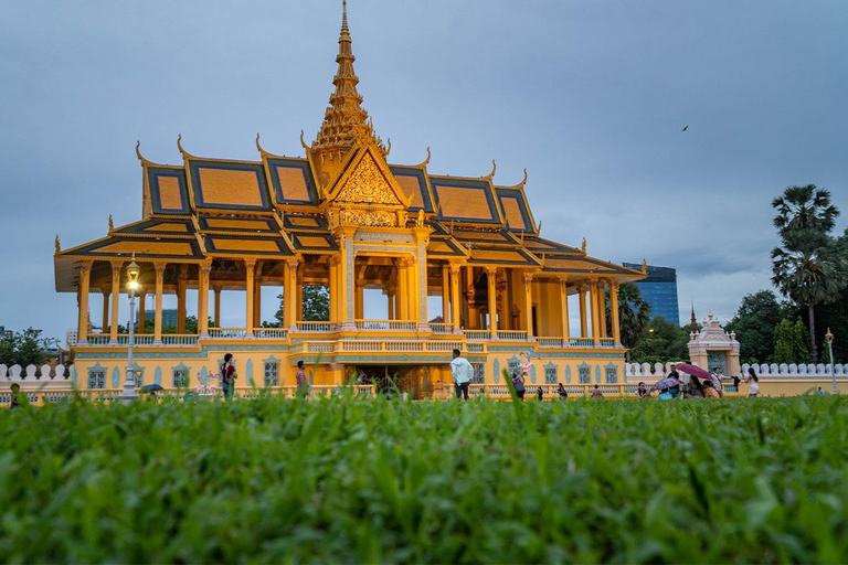 Phnom Penh: Evening City Site Highlight Tour by Tuk Tuk Vespa Option + English Guide