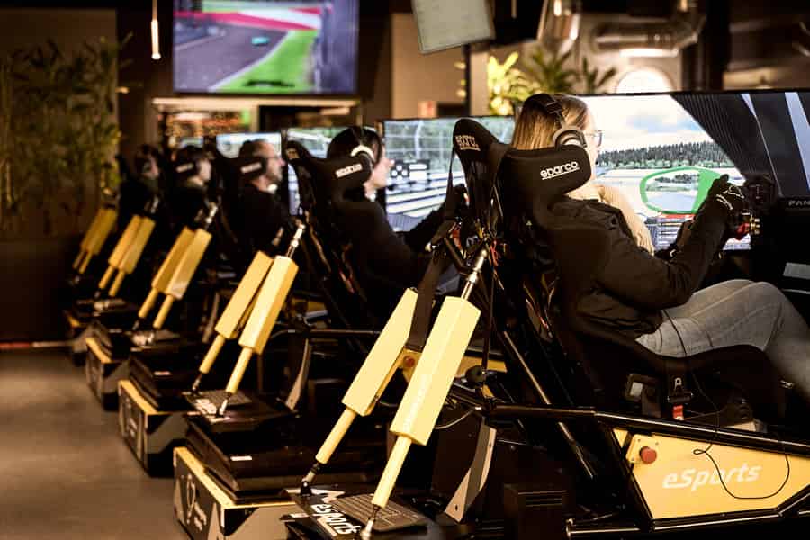 Köln: Full-Motion Rennsimulator fahren. Foto: GetYourGuide