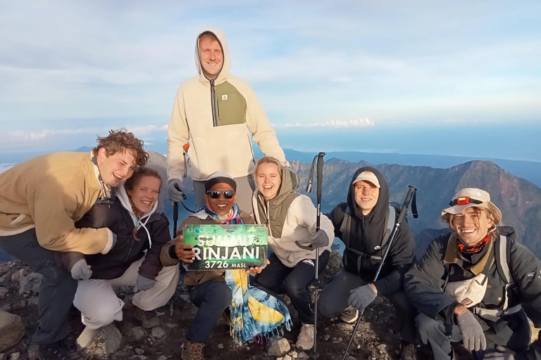 3d/2n trekking góra rinjani szczyt jezioro i gorące źródła.Góra rinjani 3d 2 n szczyt