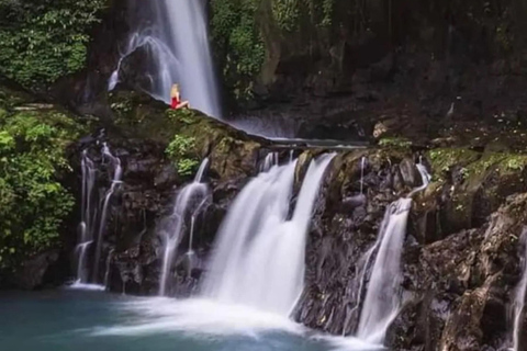 Bali: cachoeiras escondidas e visita guiada ao Templo SukawatiBali: cachoeiras escondidas e visita guiada ao templo Sukawati