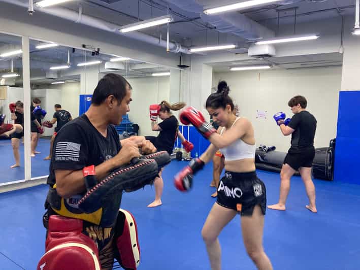 Bangkok: Muay Thai trénink a zápas na stadionu Rajadamnern