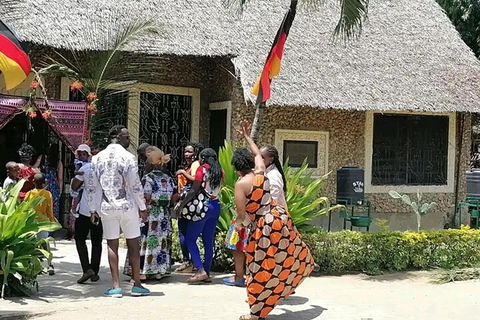 مومباسا: جولة ثقافية مع مرشد في قرية نغومونغو.