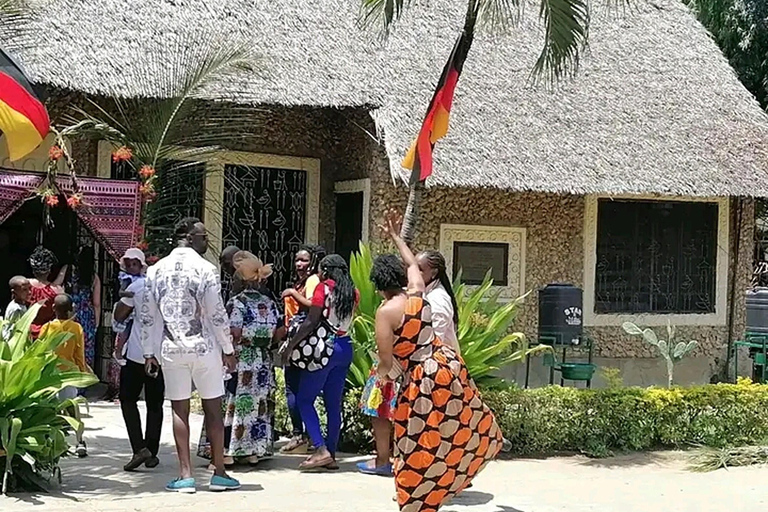 مومباسا: جولة ثقافية مع مرشد في قرية نغومونغو.