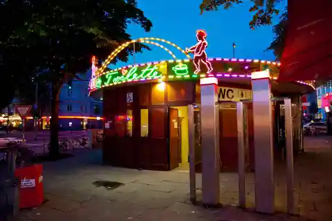 Hamburg: Private Reeperbahn Guided Walking Tour