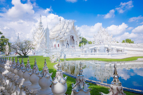 Excursión a los templos rojo, azul y blanco y a las aguas termales desde Chaing MaiTemplos rojos, azules y blancos y viaje a aguas termales desde Chaing Mai