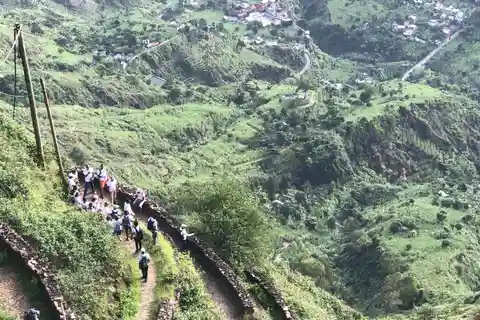 Escursione dal cratere del vulcano Cova a Ribeira Paúl