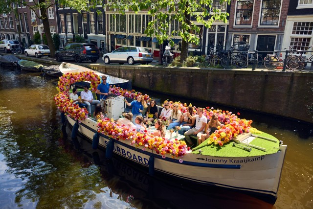 Visit Amsterdam: Flower Boat Canal Cruise with Local Guide in Amsterdam
