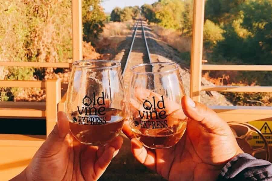 Sacramento: Old Vine Express Zugfahrt mit Weinverkostung. Foto: GetYourGuide