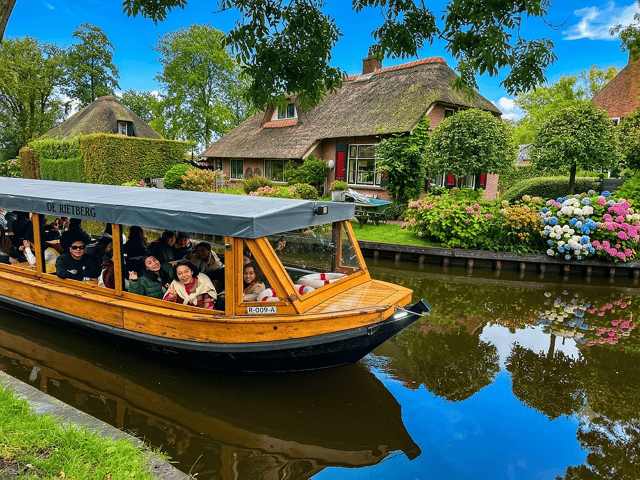 Desde Ámsterdam: excursión de 1 día a Giethoorn y paseo en barco guiado por el canal