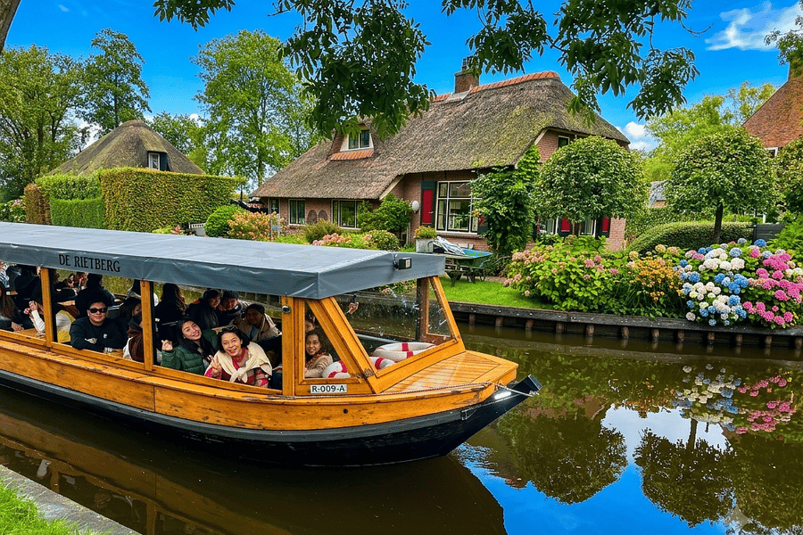 Ab Amsterdam: Tagestour nach Giethoorn & geführte Grachtenfahrt. Foto: GetYourGuide Ab Amsterdam: Tagestour nach Giethoorn & geführte Grachtenfahrt. Foto: GetYourGuide