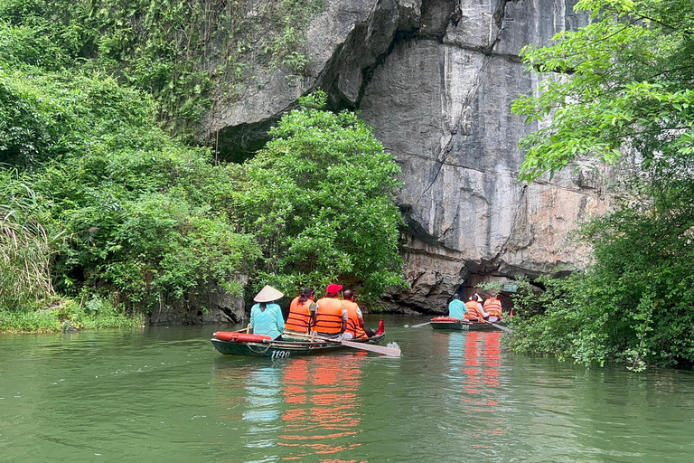 Ninh Bình: Bai Dinh, Trang An en Mua Cave dag privétourNinh Bình: Bai Dinh, Trang An en Mua Cave op de motor