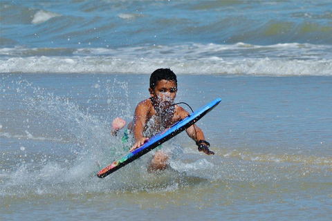 Tel Aviv: Uthyrning av surfbräda eller boogieboard på Beach ClubUthyrning av boogiebrädor