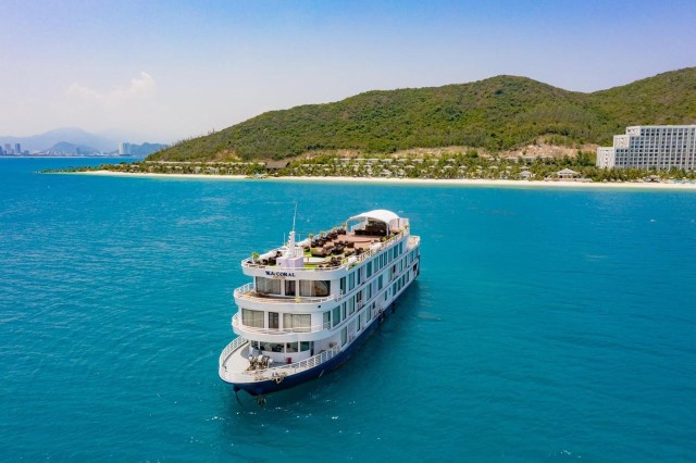 Visit Cruise tour and dinner at luxurious Nha Trang Bay in Phong Nha
