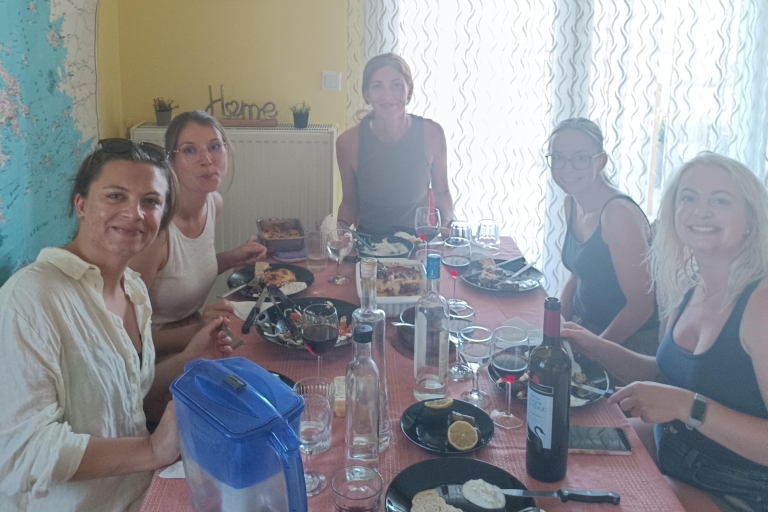 Cocina y cena con una familia griega
