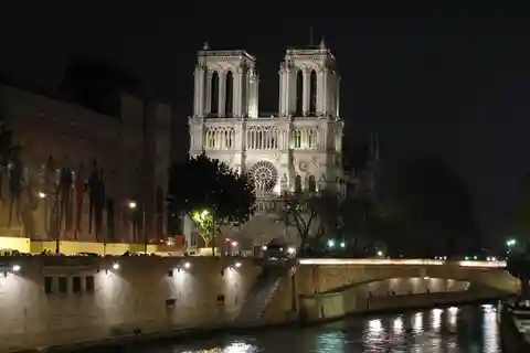 París: Tour nocturno privado con un guía local