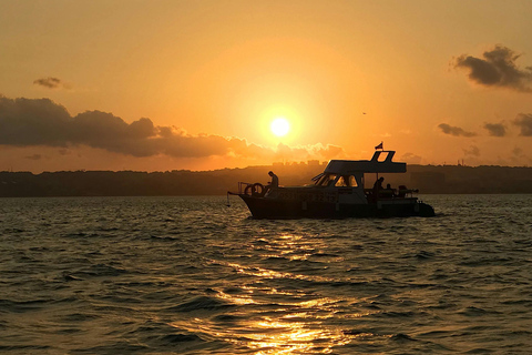 Muscat: Sunset Cruise & Coastal Boat Tour with Refreshments Muscat : Sunset Cruise & Coastal Boat Tour (Private)