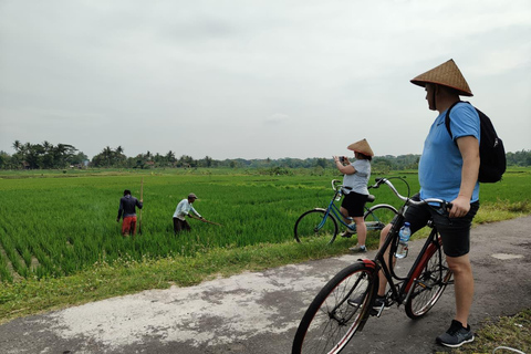 Yogyakarta : Classic Bike Tour with Lunch and Pickup