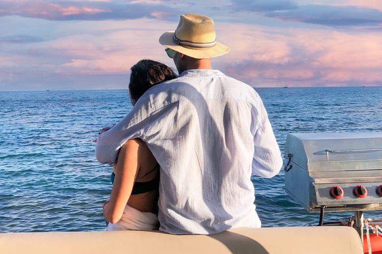 Da Nang: Discover Son Tra Bay on Luxury Sailing Catamaran 2-Hour Luxury Catamaran Scenic Cruise with Drink & Transfer