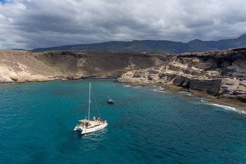 Costa Adeje: Passeio de catamarã, mergulho com snorkel, lanches e bebidasPasseio de catamarã Costa Adeje com snorkel, lanches e bebidas