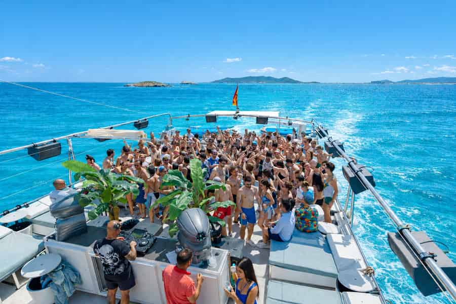 Ibiza: Katamaran-Party mit DJ, Saxophon, Club-Ticket & offener Bar. Foto: GetYourGuide Ibiza: Katamaran-Party mit DJ, Saxophon, Club-Ticket & offener Bar. Foto: GetYourGuide