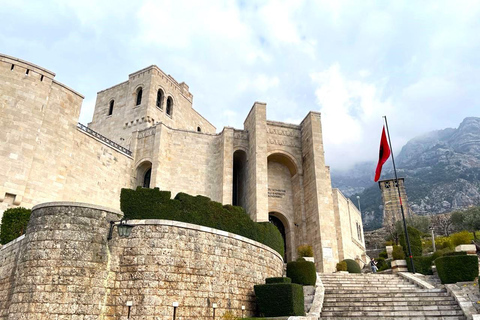 De Tirana: Viagem de 1 dia a Kruja e entrada no Museu Skanderbeg