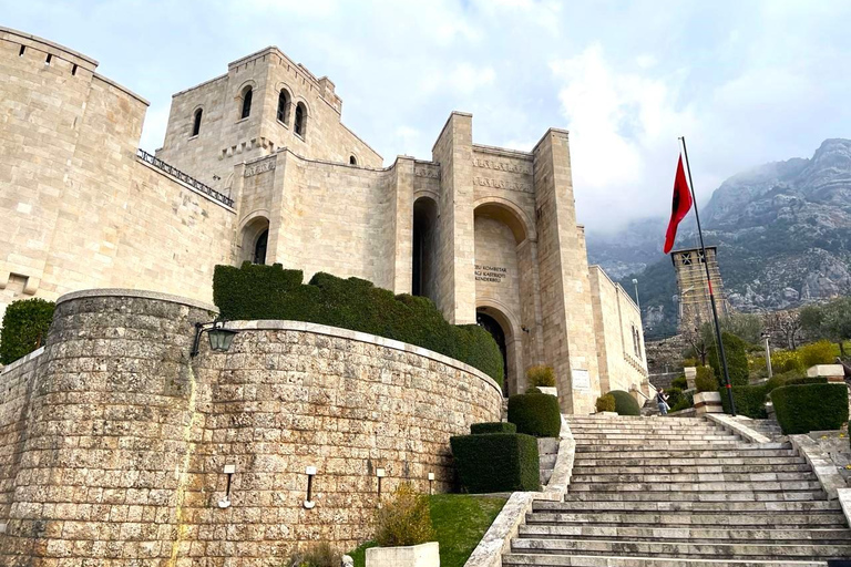 Von Tirana aus: Halbtagesausflug nach Kruja und Eintritt ins Skanderbeg-Museum