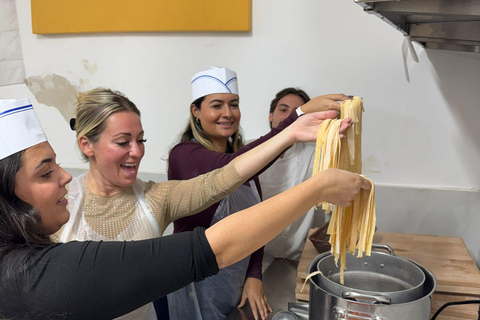 Neapol: lekcja gotowania makaronu i tiramisu z lokalnym szefem kuchni