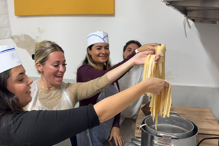 Neapol: lekcja gotowania makaronu i tiramisu z lokalnym szefem kuchni
