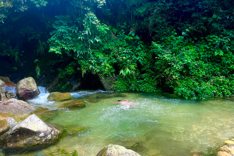 Pokhara : Expérience de baignade dans la rivière naturelle de l'Himalaya