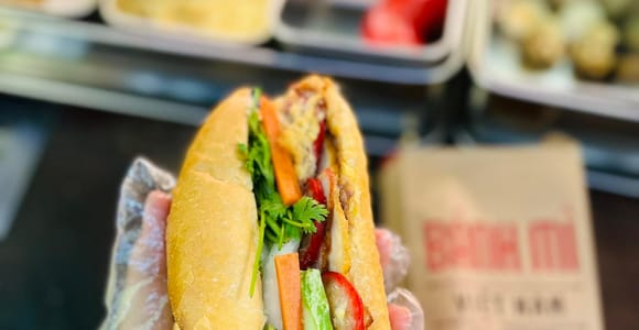 Hanoi: Small-Group Food & Train Street Tour with Local Guide