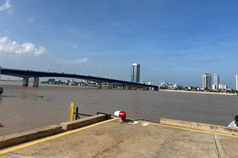 Phnom Penh: City Island Walking Tour, S21 & Killing Fields