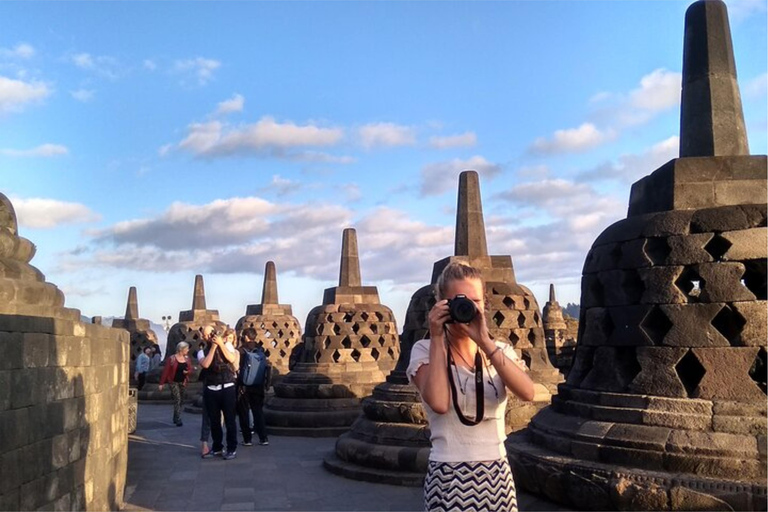 Yogyakarta: Borobudur beklimming, Mt. Merapi &amp; Prambanan tourAlleen transportservice (entreegelden apart betaald)