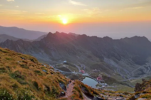 Sunset Hike on Transfăgărășan: Buteanu & Capra glaciary lake