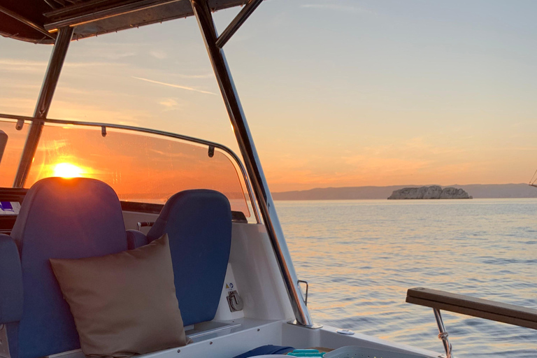 Marseille: Sunset Boat Cruise with Buffet and Organic Wine Sunset Boat Cruise with Dinner & Drinks (Théatre Criée)