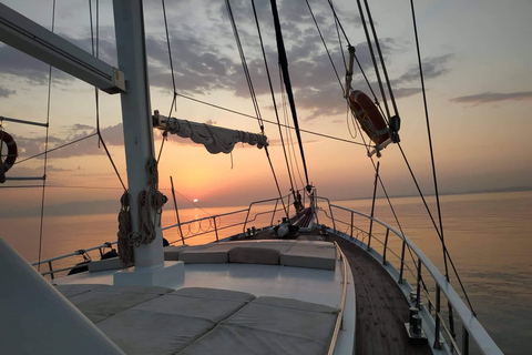 Mykonos : Croisière au coucher du soleil avec dîner léger et boissonsCroisière au coucher du soleil avec prise en charge et retour à l'hôtel