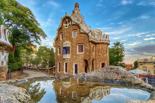 Barcelona: Park Güell Guided Tour with Entry