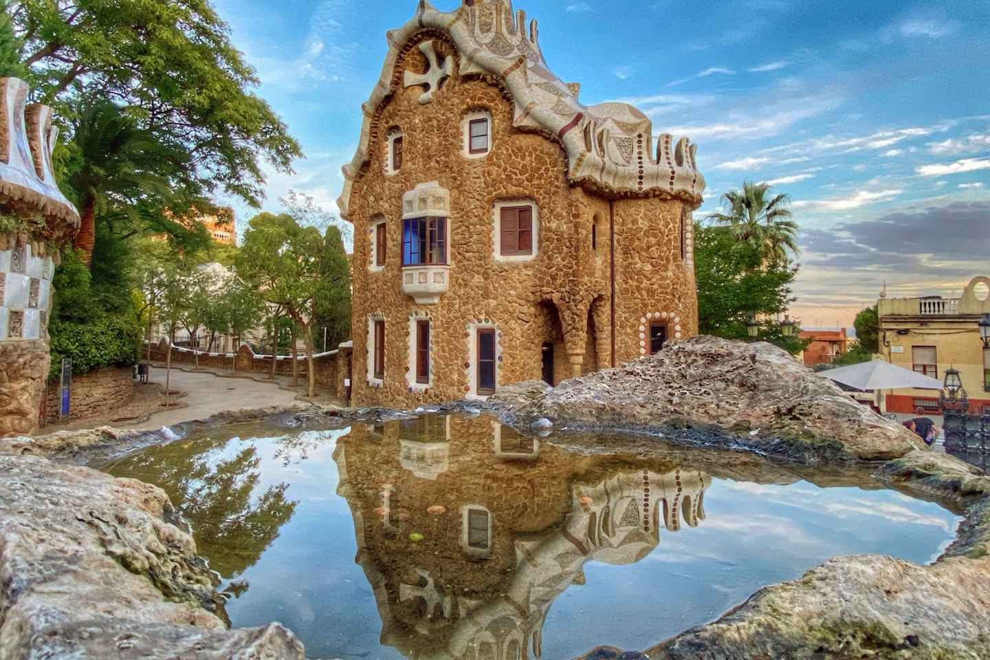 Barcelona: Park Güell Guided Tour with Entry